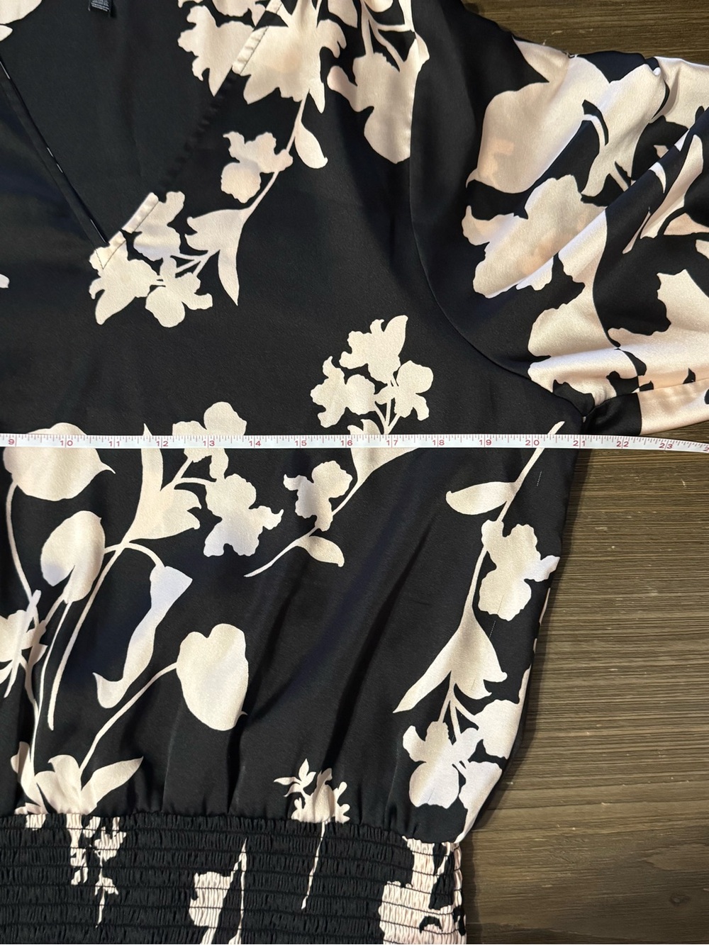 White House Black Market Black Floral V-Neck Blouson Top - Picture 6 of 9